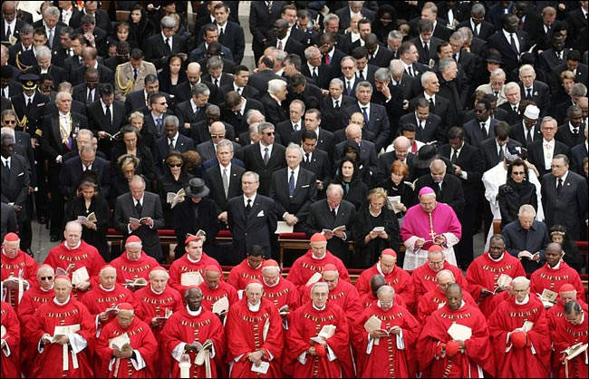 as cores cardinalícias tradicionais em cena antiga de cerimônia no Vaticano