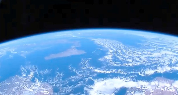 Lá longe, os navios parecem afundar... (Chipre vista da Estação Espacial Internacional)